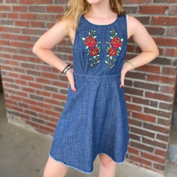 A. Calin Denim Mini Denim‎ Dress S Rose Embroidered Cotton Raw Hem Boho floral - Picture 1 of 11